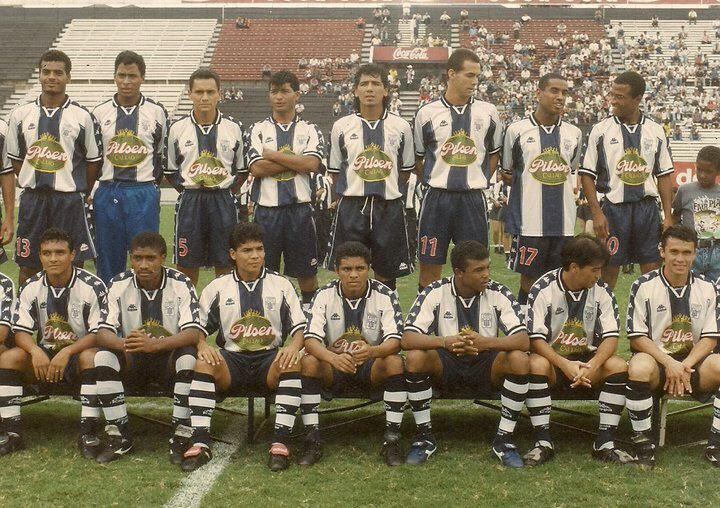 Bujica con el famoso plantel íntimo que rompió la racha de 18 sin títulos. (Foto: Alianza).