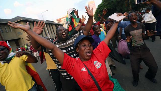 Júbilo en Zimbabue por la histórica renuncia de Robert Mugabe [FOTOS]. (Foto: Reuters)
