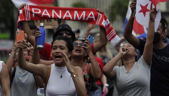 Manifestantes que caminan hasta la residencia del presidente Laurentino Cortizo para seguir protestando y exigir alzas en los salarios y el presupuesto educativo se enfrentan con uniformados, en Ciudad de Panamá.