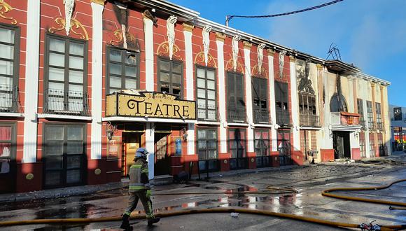 Un bombero caminando por la discoteca Teatre mientras al menos trece personas mueren en un incendio, en Murcia. (Foto por Folleto / Servicios de Emergencias 112 Región de Murcia / AFP)