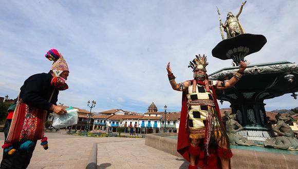 Por la pandemia, las fiestas del Cusco e Inti Raymi se transmitieron de manera virtual. Sin su ejército, el persona del sinchi, general del Inca, tuvo que recorrer una plaza vacía. (Foto: Melissa Valdivia)