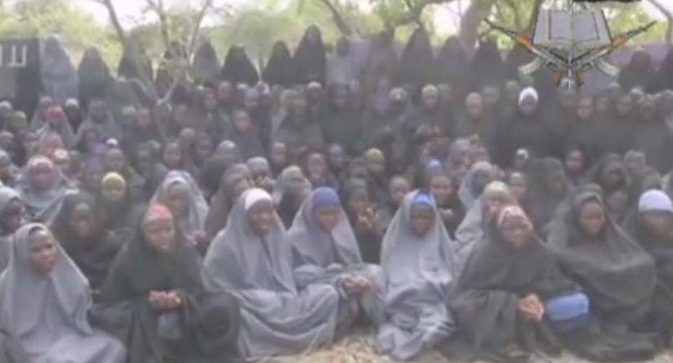 Alrededor de 130 de las más de 200 menores secuestradas aprecen en el nuevo video. (Captura: AFP)
