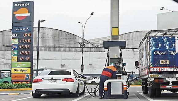 Repsol: precios de los combustibles tienen un retraso de 2%