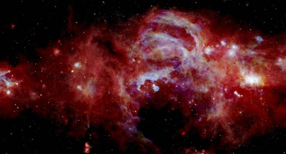 En la foto, compuesta en base a datos de luz infrarroja, destacan luminosos cúmulos de estrellas y el anillo alrededor de un agujero negro supermasivo. (Foto: NASA @SOFIAtelescope)