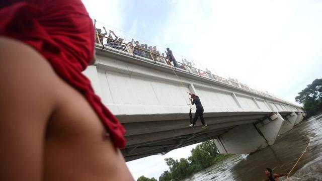 Rodolfo Robles El Puente Hecho Campo De Refugiados Entre México Y Guatemala Fotos Mundo