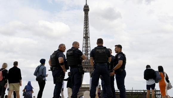 Oficiales de policía franceses de la Brigada de Represión de la Acción Violenta se paran en Trocadero Plaza, con la Torre Eiffel de fondo en París. (Foto de LUDOVIC MARIN / AFP )