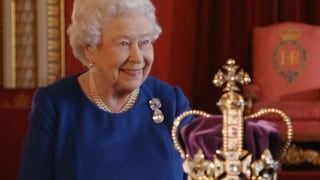 De qué está hecha la corona que usó la reina Isabel II del Reino Unido