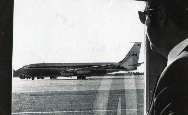 Norman Kaye, empleado de la aerolínea, mira al avión secuestrado, TWA85 desde la ventana en el aeropuerto de Bangor, en Maine. (BANGOR DAILY NEWS).