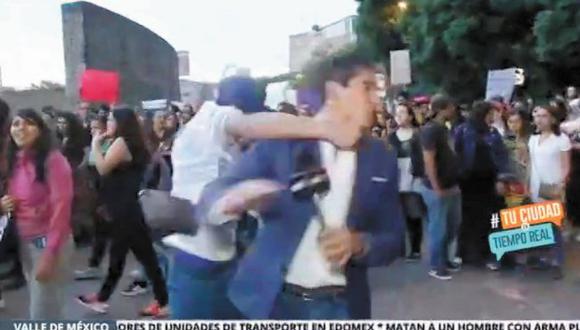 Ataque. Mientras hacía una transmisión en vivo, Juan Manuel Jiménez fue agredido por El Chupas Estrada. Foto: ARCHIVO EL UNIVERSAL