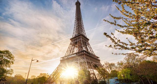Torre Eiffel. Es de esperarse que el máximo atractivo francés esté siempre lleno de turistas y que las colas para ingresar duren hasta dos horas. Pero al vista que se disfruta desde lo alto hace que cada