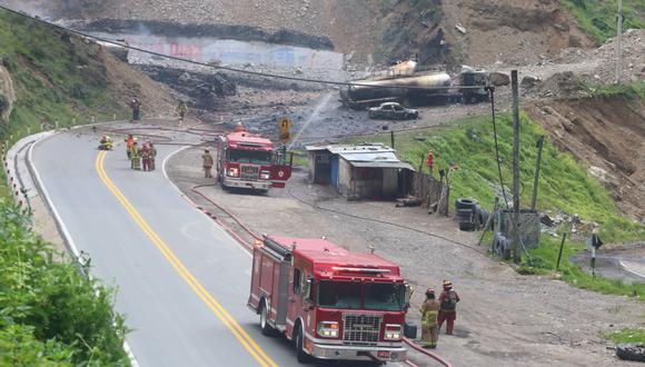 Explosión y posterior incendio de seis cisternas dejaron un muerto y un herido. (Foto: Felix Ingaruca /@photo.gec)