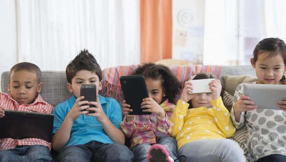 Ahora que más niños tienen acceso temprano a equipos tecnológicos, es vital que los padres cuándo es el momento apropiado para que usen redes sociales y las formas con las que pueden protegerlos de sus peligros. (Foto: Getty Images)