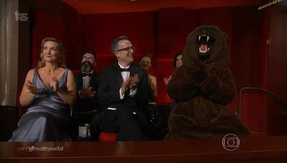 El oso que esperó ansioso por felicitar a DiCaprio en los Oscar