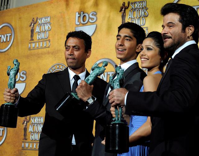 Irrfan Khan junto a Dev Patel, Freida Pinto y Anil Kapoor, actores de 'Slumdog Millionaire' tras ganar los Screen Actors Guild Awards (SAG) en enero de 2009.