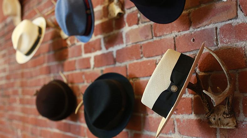 Aprende a organizar tus sombreros y dale estilo a tu hogar - 1