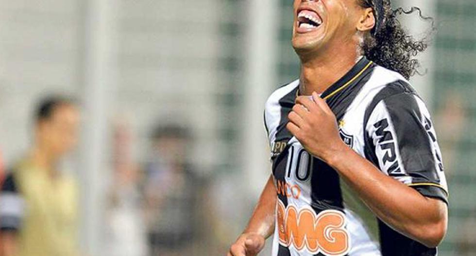 Ronaldinho Gaucho no se guardó elogios hacia Diego Maradona y Pelé (Foto: EFE)