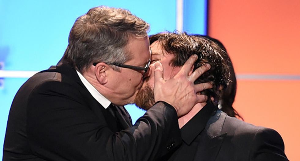 Así fue el apasionado beso entre Christian Bale y Adam McKay en los Critics Choice Awards. (Foto: Getty Images)