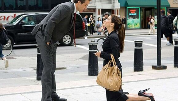 Sandra Bullock pide la mano de Ryan Reynolds en 'La proposición'. (Foto: AP)