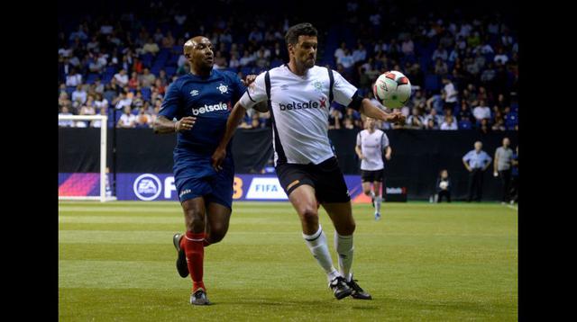 Ballack peleando el balón con Olivier Dacourt, de Francia. (Foto: Star Sixes)