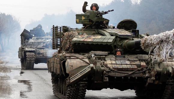 Militares de Ucrania viajan en tanques hacia la línea del frente contra las fuerzas rusas en la región de Lugansk, el 25 de febrero de 2022. (ANATOLII STEPANOV / AFP).