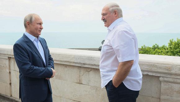 El presidente ruso, Vladimir Putin, se reúne con su homólogo de Bielorrusia, Alexander Lukashenko, en Sochi el 9 de junio de 2023. (Foto de Gavriil GRIGOROV / SPUTNIK / AFP)