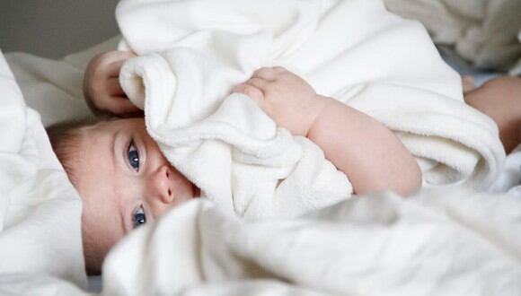 Un bebé cubriéndose con una manta. | Imagen referencial: Michal Bar Haim / Unsplash