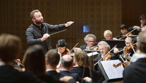Kirill Petrenko dirige la Filarmónica de Berlín, que ha puesto a disposición del público su Sala de Conciertos Virtuales.