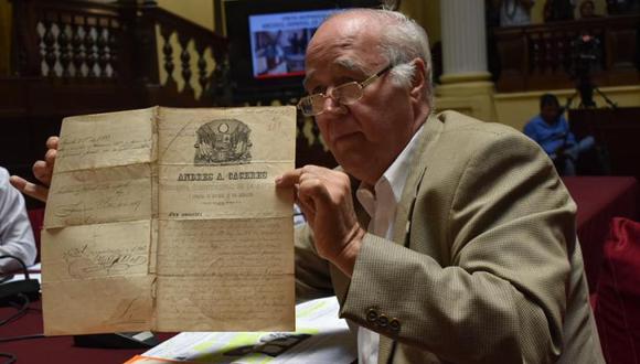 El legislador Víctor Andrés García Belaunde mostró los documentos que llevan la firma de los ex presidentes José Rufino Echenique y Andrés Avelino Cáceres. (Foto: Comisión de Cultura)