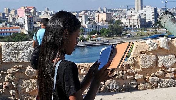 Cuba ofrece WiFi gratis en céntrica plaza de La Habana