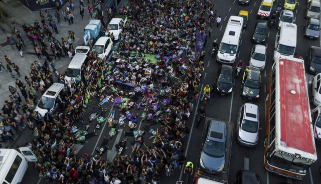 Matías, el hermano de la joven, llevaba un cartel donde se leía "Justicia por Lucía: fue un femicidio". Guillermo, el padre, participó de otra movilización en Mar del Plata, donde vive la familia. (Foto: AP).