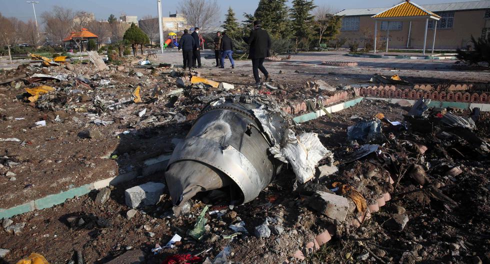 Fotografía de archivo del 8 de enero de 2020, que muestra uno de los motores del avión Boeing 737 de la compañía Ukraine International Airlines que se estrelló cerca del aeropuerto Imám Jomeiní en Teherán. (Foto: AFP)