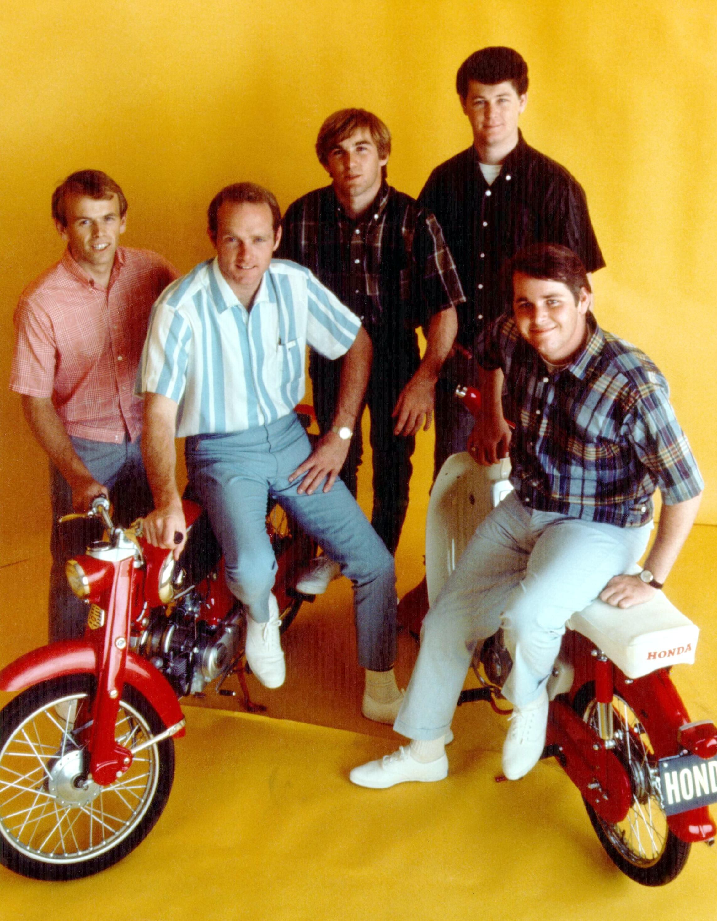 Al Jardine, Mike Love, Dennis Wilson, Brian Wilson y Carl Wilso, integrantes de "The Beach Boys", posan en una fotografía de 1964. (Photo by Michael Ochs Archives/Getty Images) 
