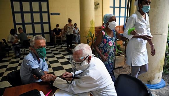 A un anciano le controlan la presión arterial antes de ser inoculado con la vacuna cubana Abdala contra el coronavirus en La Habana, Cuba, el 2 de agosto de 2021. YAMIL LAGE / AFP. (Foto: YAMIL LAGE / AFP).