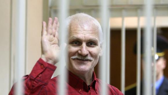 El activista de derechos humanos bielorruso Ales Bialiatski saluda mientras espera dentro de una sala de audiencias una sesión judicial en Minsk,  el 24 de noviembre de 2011. (Foto: EFE/EPA/TATYANA ZENKOVICH)