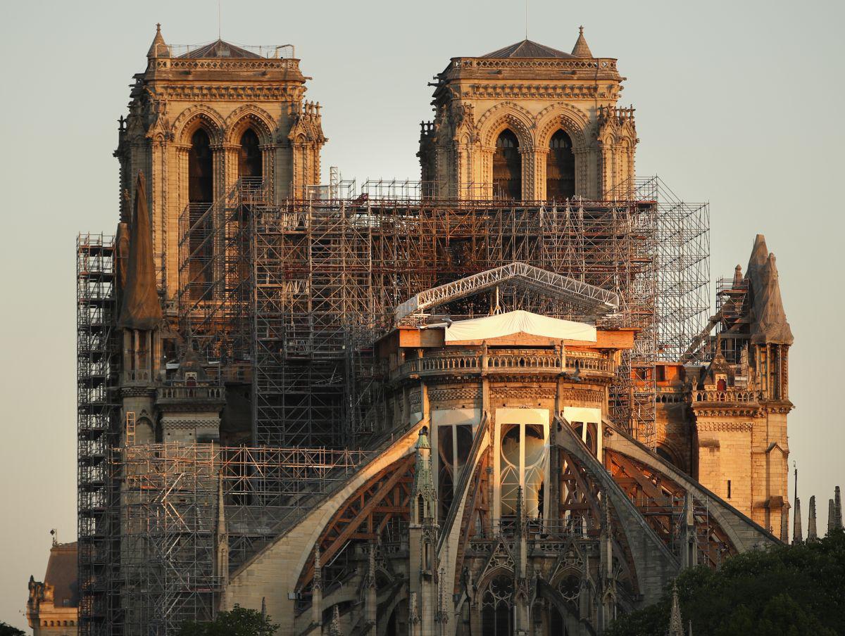 Hace un año, el 15 de abril de 2019, estalló un incendio en la Catedral de Notre-Dame en París, destruyendo en parte el edificio milenario y sus preciosas obras de arte visitadas por millones de personas al año. (Foto: AFP/Thomas Coex)