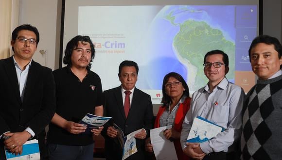 El subdirector del INEI, Aníbal Sánchez, junto a parte del equipo que creó y pone en funcionamiento el Data-Crim (Foto: Juan Ponce Valenzuela)