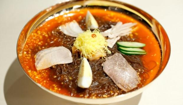 El "Pyongyang naengmeyon" es una sopa de fideos fría generalmente servida con verduras y trozos de carne. (Foto: AFP)