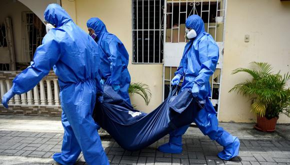 Coronavirus en Ecuador | Ultimas noticias | Último minuto: reporte de infectados y muertos sábado 18 de abril del 2020 | Covid-19 | Policías ecuatorianos que forman parte del equipo de la Fuerza de Tarea Conjunta (FTC), para la recolección de los cadáveres en medio de la pandemia del coronavirus en la ciudad de Guayaquil. (Foto: EFE/Mauricio Torres).