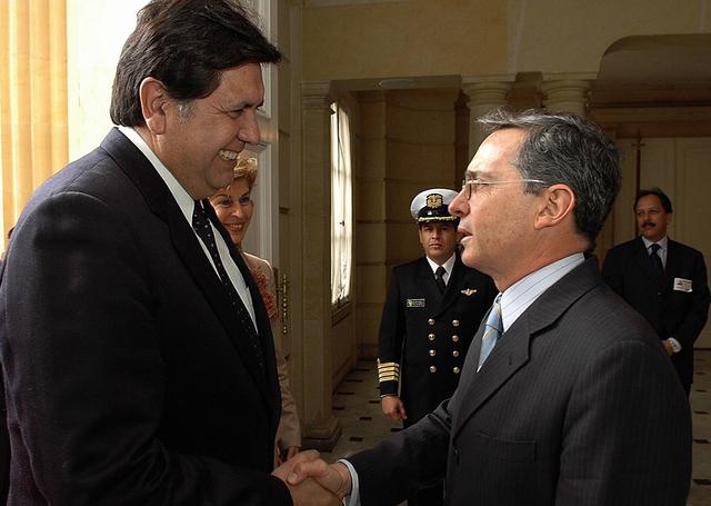 Alan García y el presidente de Colombia Álvaro Uribe el 5 de julio del 2006 en Bogotá. (AFP).