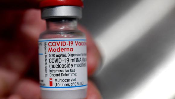 A person holds a vial of Moderna Covid-19 vaccine on June 29, 2021 in Quimper, western France (Photo by Fred TANNEAU / AFP)