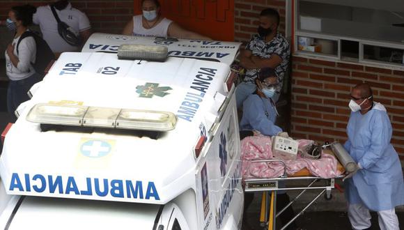 Personal sanitario transporta un paciente hoy en el Hospital General de Medellín (Colombia). (Foto: EFE/ Luis Eduardo Noriega A.).