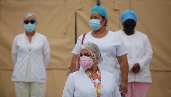 Personal médico del Ministerio de Salud de Panamá (MINSA) se prepara para recibir pacientes con COVID-19, en un hospital campaña situado en La Chorrera. (Foto: EFE / Bienvenido Velasco)