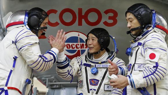Russian cosmonaut Alexander Misurkin (L) and space flight participants - Japanese billionaire Yusaku Maezawa (C) and his assistant Yozo Hirano - attend a training ahead of the expedition to the International Space Station, in Star City outside Moscow on October 14, 2021. - Space tourists Yusaku Maezawa and his assistant Yozo Hirano, led by Roscosmos cosmonaut Alexander Misurkin, will take part in a mission to the International Space Station (ISS) scheduled for December 8, 2021. (Photo by SHAMIL ZHUMATOV / POOL / AFP)