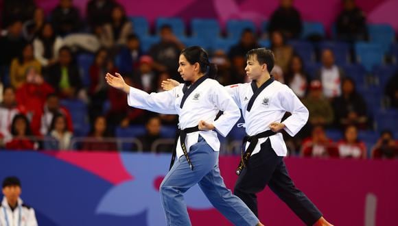 Ariana Vera y Renzo Saux realizan su rutina en la final de Taekwondo en la modalidad de Poomsae Pares Mixtos en el polideportivo Callao por los Juegos Panamericanos Lima 2019
(Foto: Daniel Apuy / El Comercio)