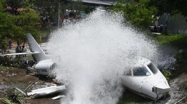 Jet ejecutivo de EE.UU. se sale de la pista en Tegucigalpa. (Foto: AFP)