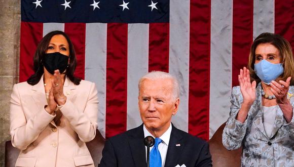La vicepresidenta de Estados Unidos, Kamala Harris (izq.), y la presidenta de la Cámara de Representantes, Nancy Pelosa, aplauden cuando el presidente Joe Biden se dirige a una sesión conjunta del Congreso. (Melina Mara / AFP).