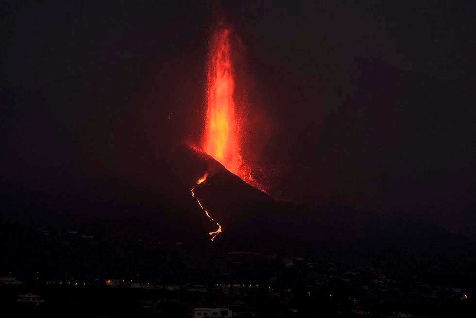 Vista de la erupción del volcán Cumbre Vieja en La Palma el 26 de septiembre del 2021. (EFE/ Ángel Medina G.).