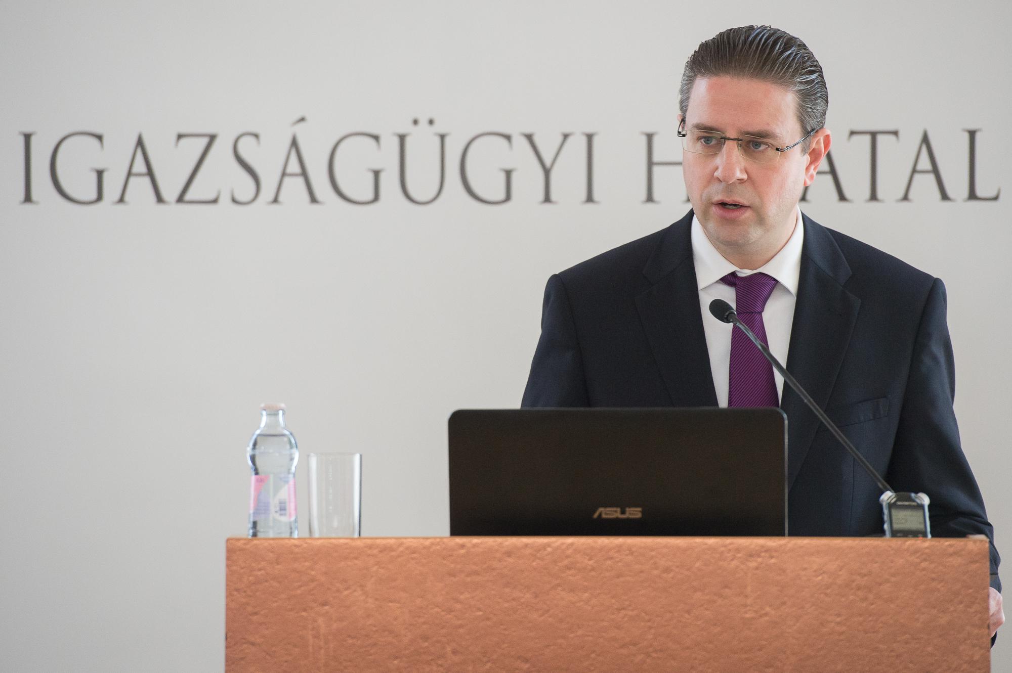 Gabor Kaleta enfrenta cargos por posesión de material pornográfico infantil luego de que hallaran 19 mil archivos de este tipo en su poder. (Gobierno de Hungría)