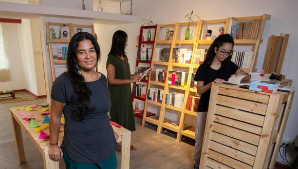 Verónica Villarán en su recién inaugurada librería. Placeres Compulsivos está dedicada a la escritura femenina y debe su nombre a la cuenta de Instagram de su dueña.
