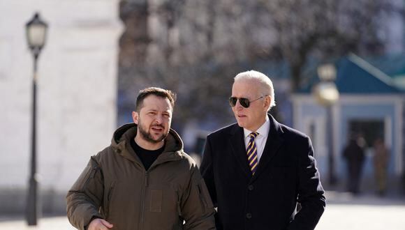 El presidente de los Estados Unidos, Joe Biden, camina junto al presidente de Ucrania, Volodymyr Zelensky, cuando llega de visita a Kiev el 20 de febrero de 2023. (Foto de Dimitar DILKOFF / AFP)